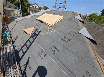 八王子市大船町にて屋根の葺き替え工事が進んでおります